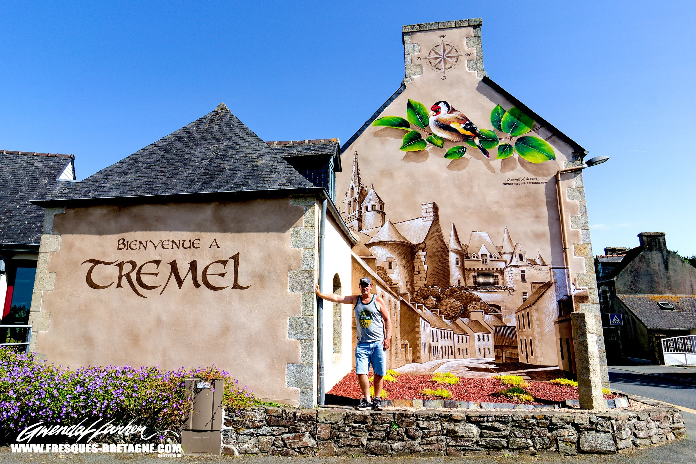 Fresque street art, la Marianne peinte sur la façade de la mairie de Trémel — Gwendal Larher