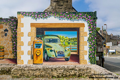– Peinture artistique pour collectivitées en Bretagne&nbsp; trompe-l'œil&nbsp; avec 2 CV peint à la gare de Callac dans les côtes d'armor