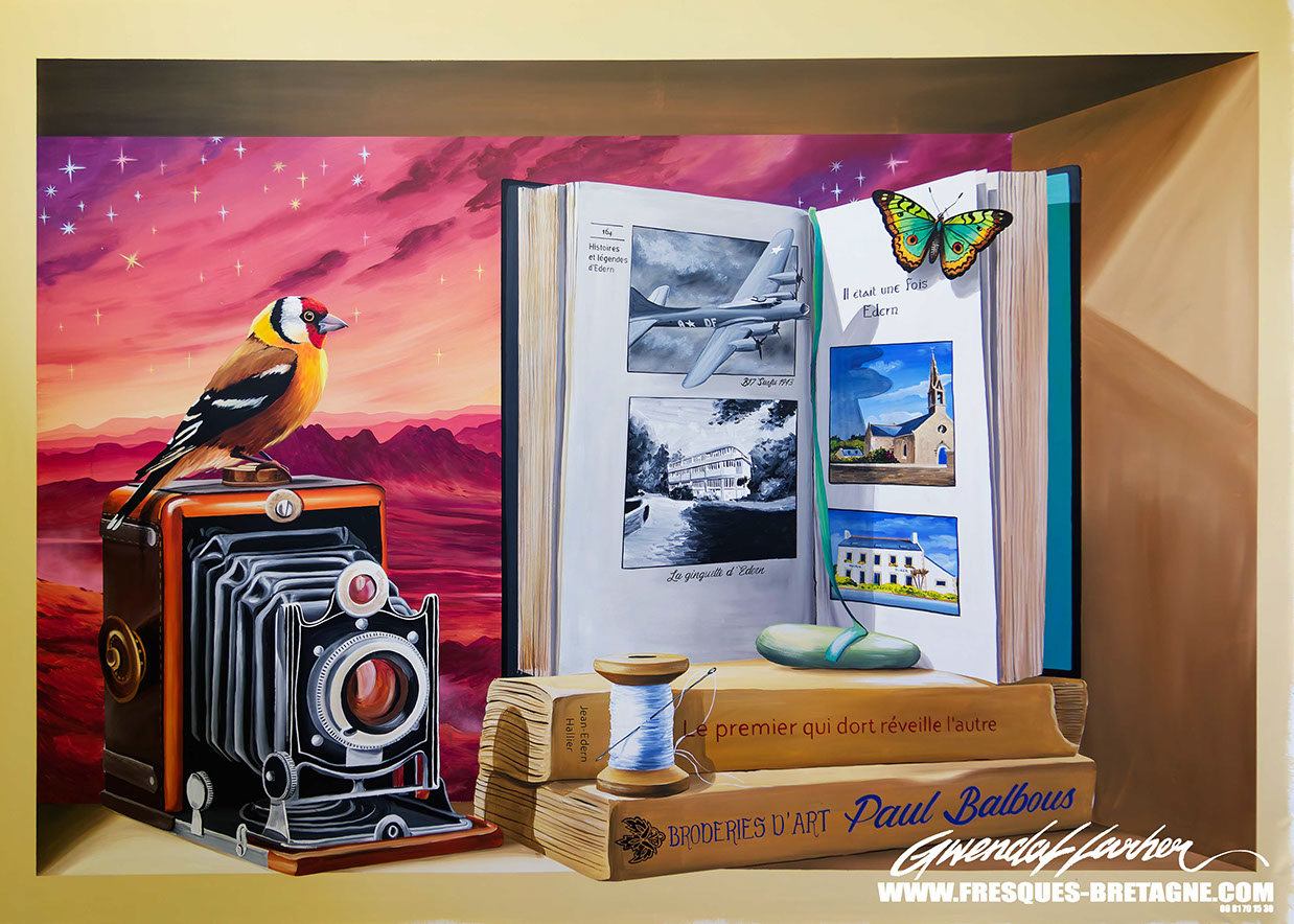 Detail de la fresque murale de Edern, oiseau, livres en trompe-l'oeil. Edern finistère