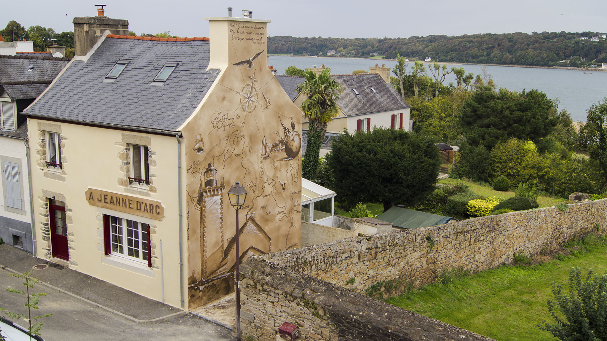 Peinture murale de grand format représentant le patrimoine de la baie de Morlaix, réaliser à Locquénolé