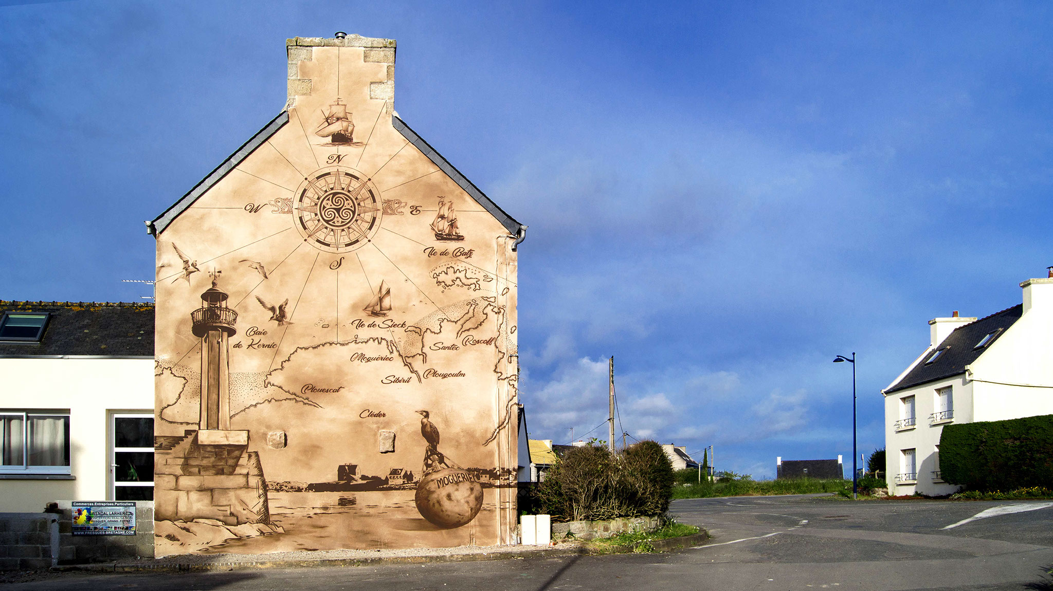 Fresques murale en couleurs sépia avec carte de marine et représentation du phare de mogueriec dans le finistère à Cleder