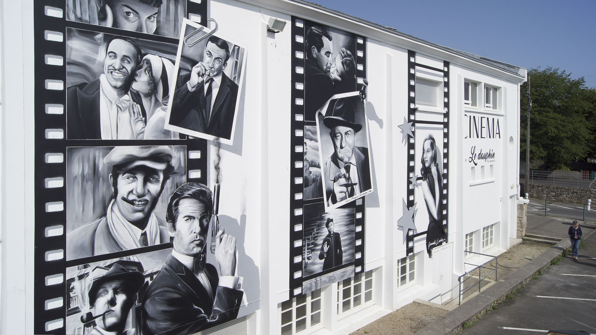 trompe-l'œil peint a Plouescat pour le centre cinématographique du Dauphin. Street art en noir et blanc