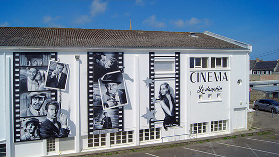 peinture de street pour la décoration de façade d'un cinéma à Plouescat dans le Finistère. Peinture de format xxl