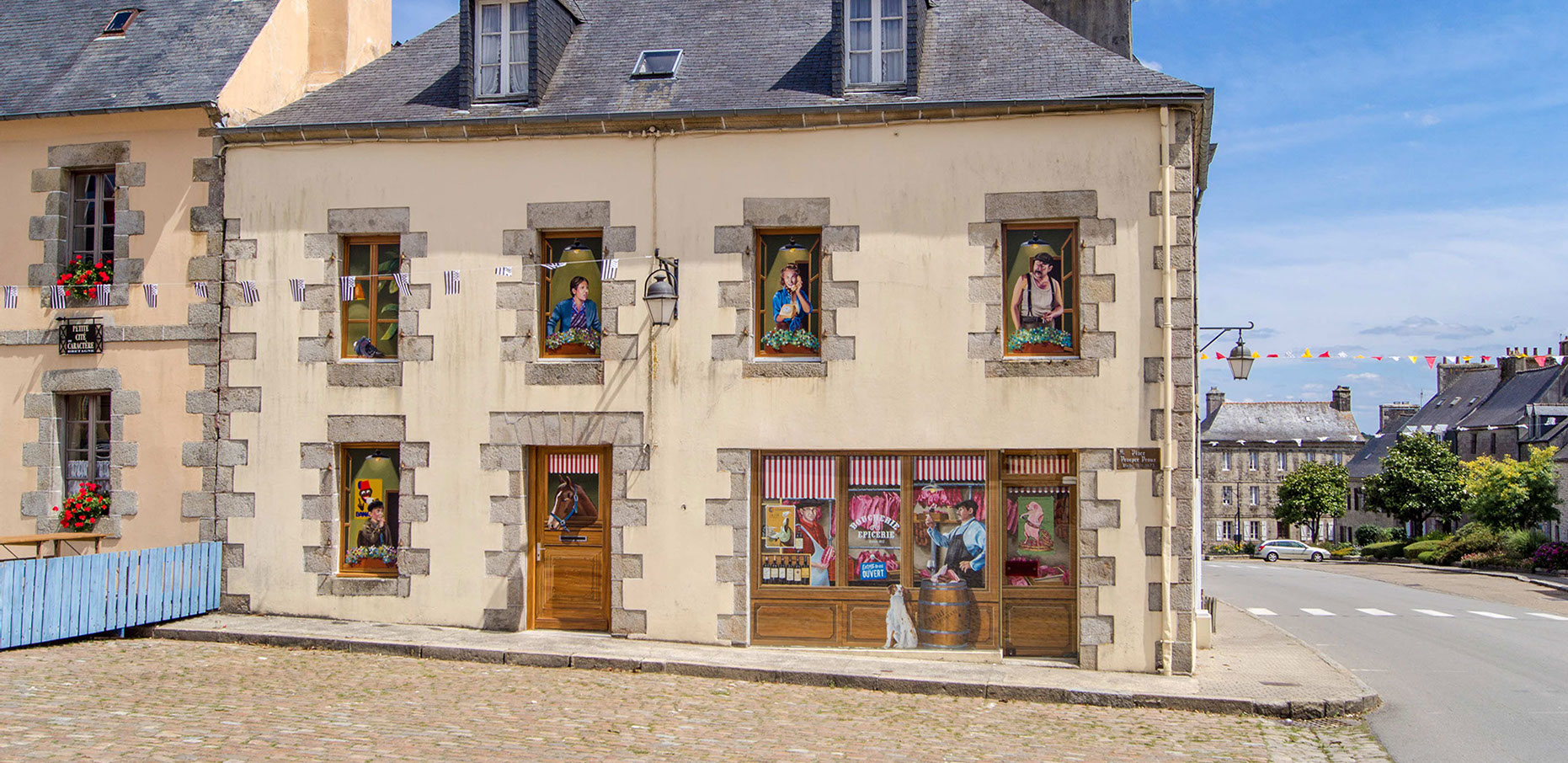 trompe-l'œil place du présidial à Guerslesquin scène de vievintage avec commerçe en trompe-l'oeil