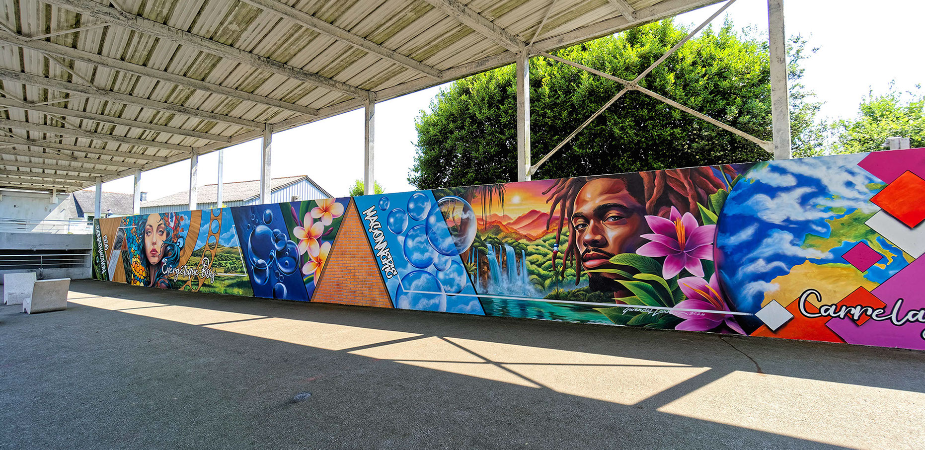 Grande fresque colorée avec portrais notament la Marianne au lycée des metiers de la commune de Pleyben dans le Finistère