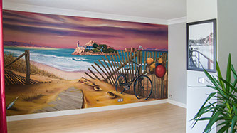 Cette image représente une peinture murale en trompe-l'œil. Le mur avant peinture et après réalisation de la fresque murale.