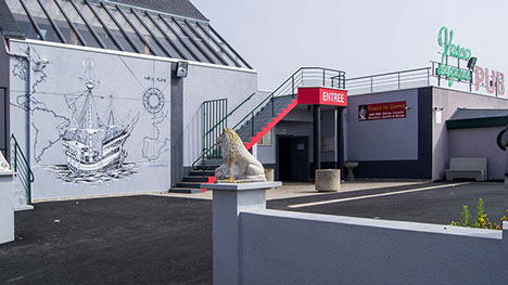 Fresque murale en noir et blanc pour l'embellissement de la façade du restaurant le Vasco de Gama à Roscoff en Bretagne ( Finistère)