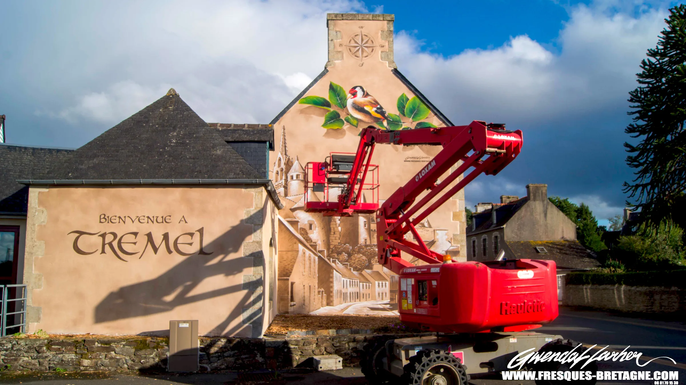 Nacelle sur le chantier de la fresque du pignon de Trémel