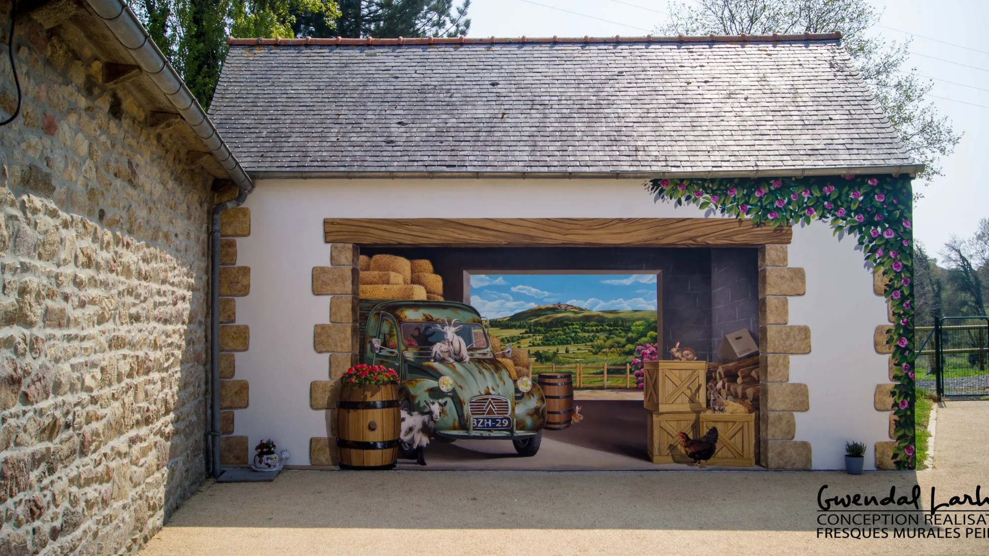 Garage en trompe-l'œil avec 2CV vintage et chèvres, façade transformée en centre-ville de Guingamp.