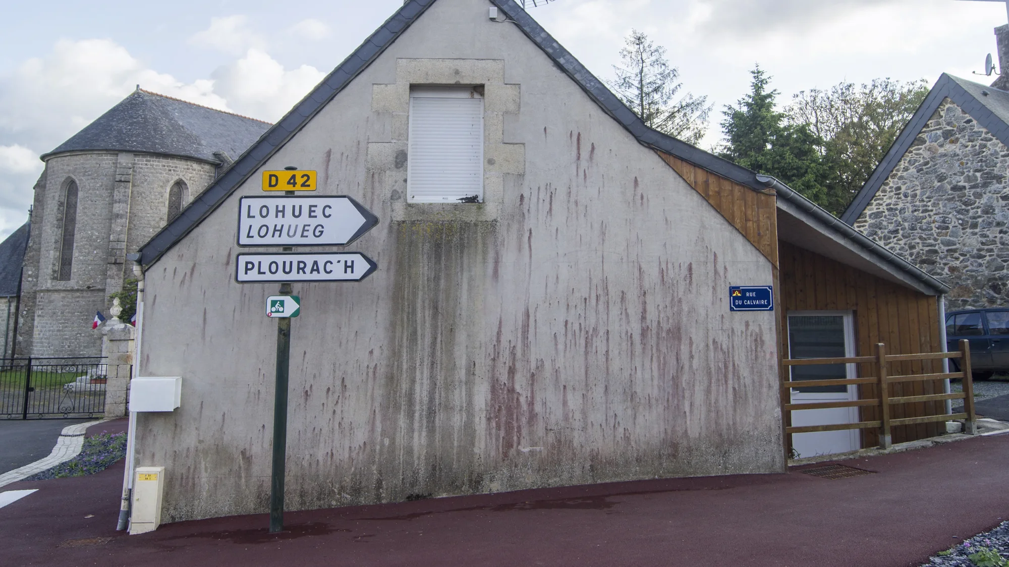 Mur de pignon dégradé avant réhabilitation à Calanhel, Côtes-d'Armor.