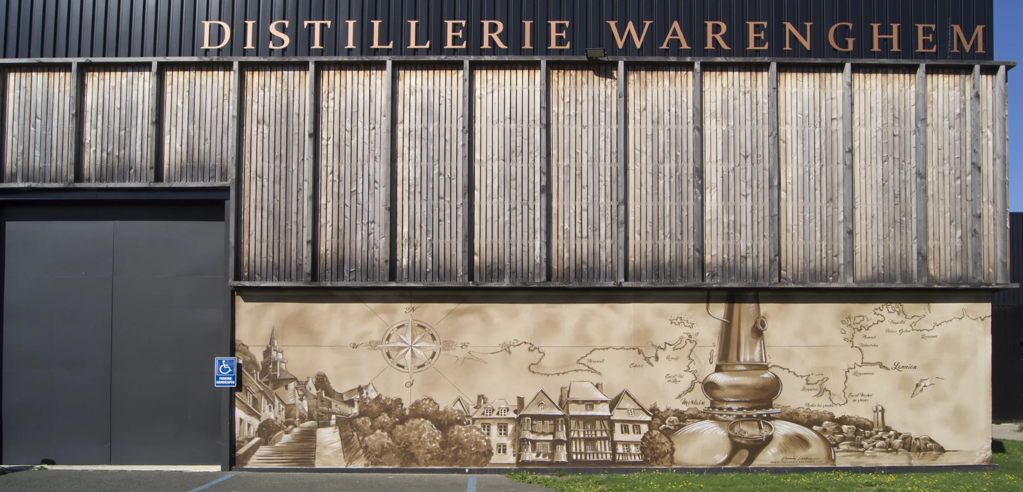 Carte marine et boussole en trompe-l'œil, devanture transformée de la distillerie Warenghem à Lannion.
