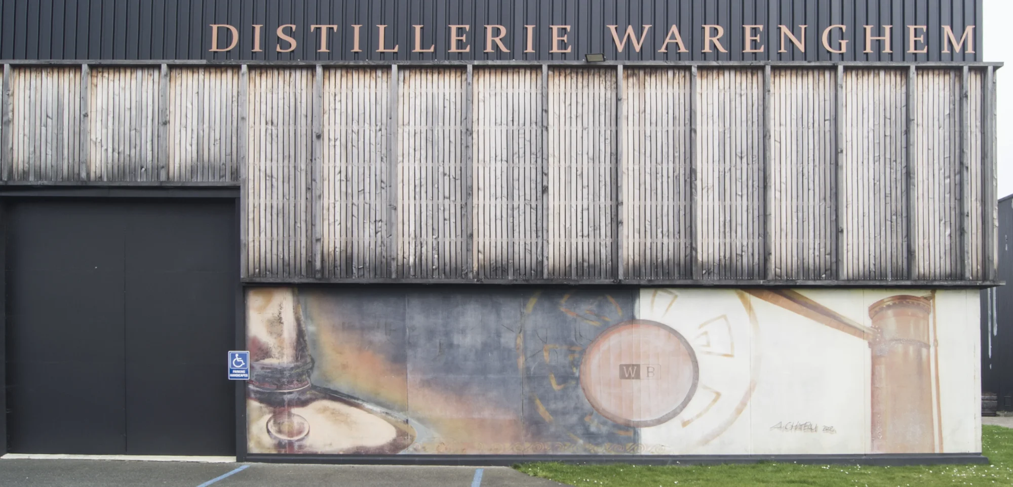 Devanture nue de la distillerie Warenghem avant intervention murale, Lannion.