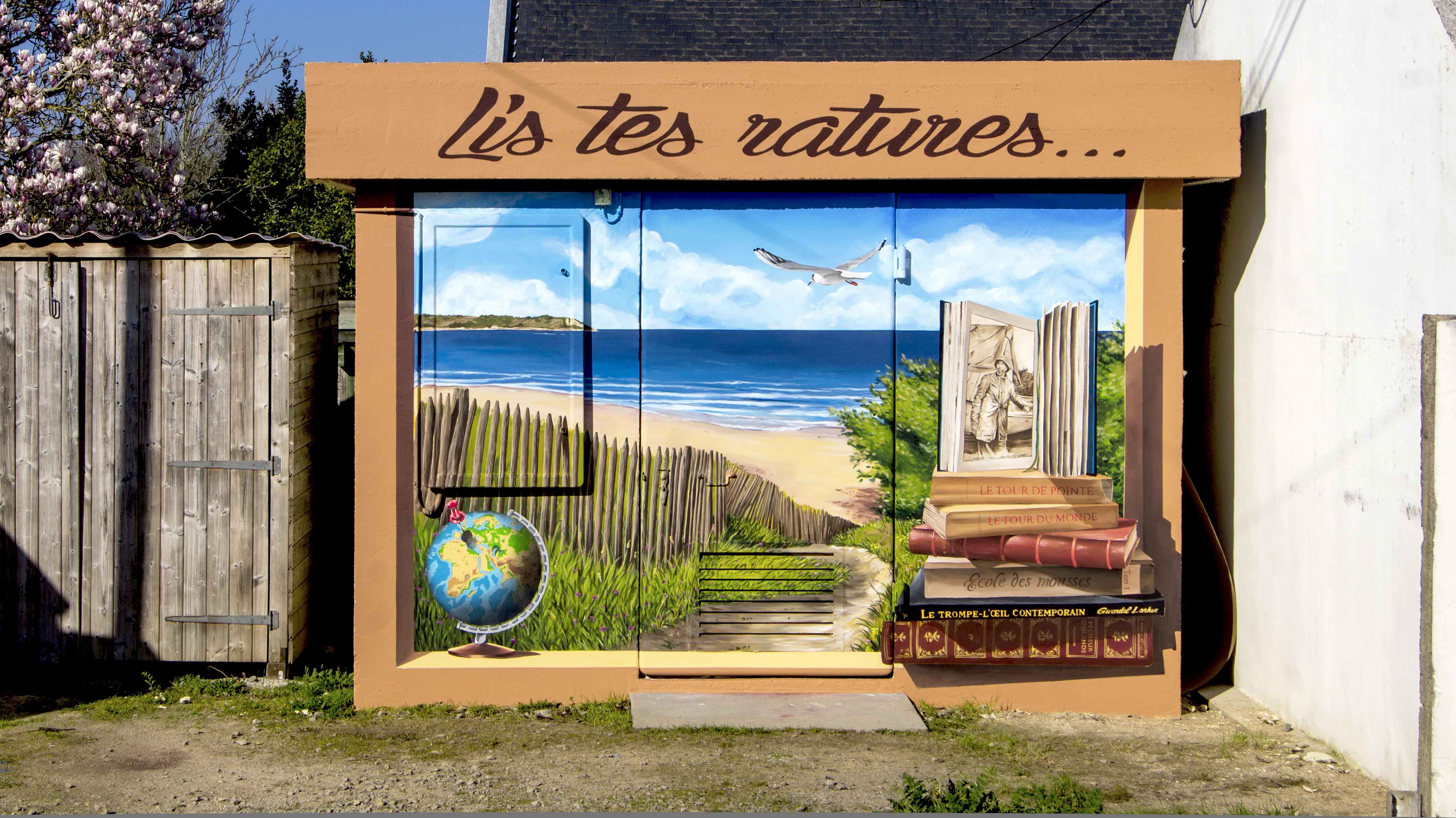 Trompe-l'œil « Lis tes ratures » peint sur le transformateur, école publique de Locquirec — Gwendal Larher