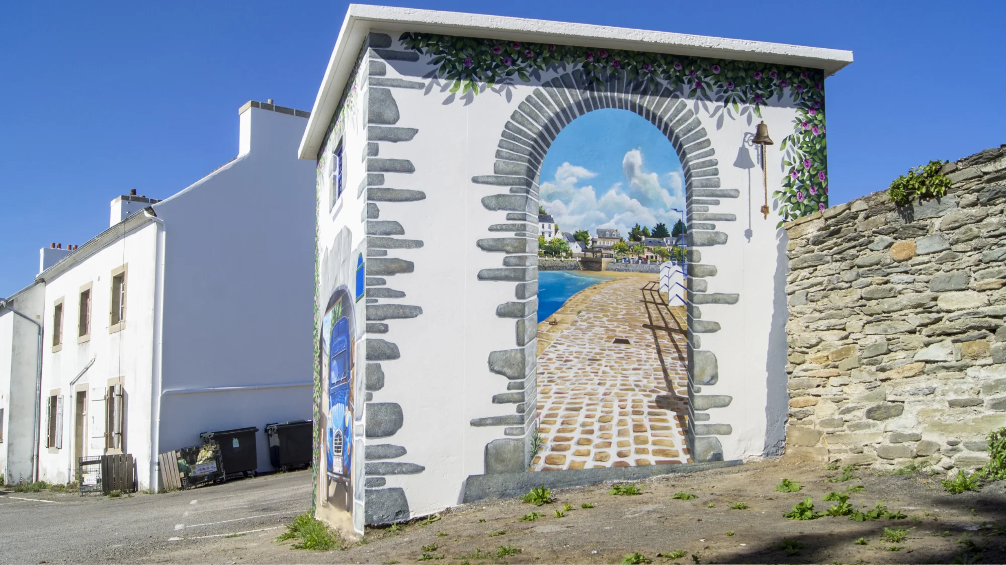 Trompe-l'œil d'une arche en pierre ouverte sur le port, transformateur électrique métamorphosé à Locquirec.