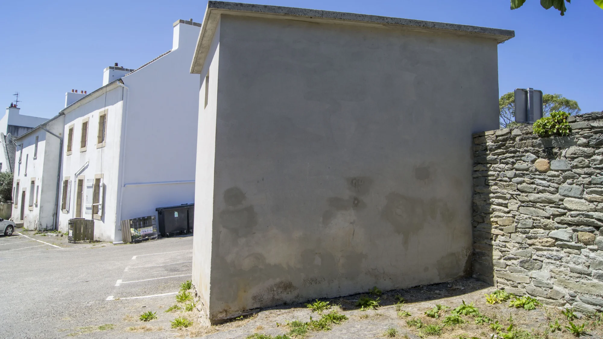 Transformateur électrique brut avant habillage en fresque murale, Locquirec, Finistère.
