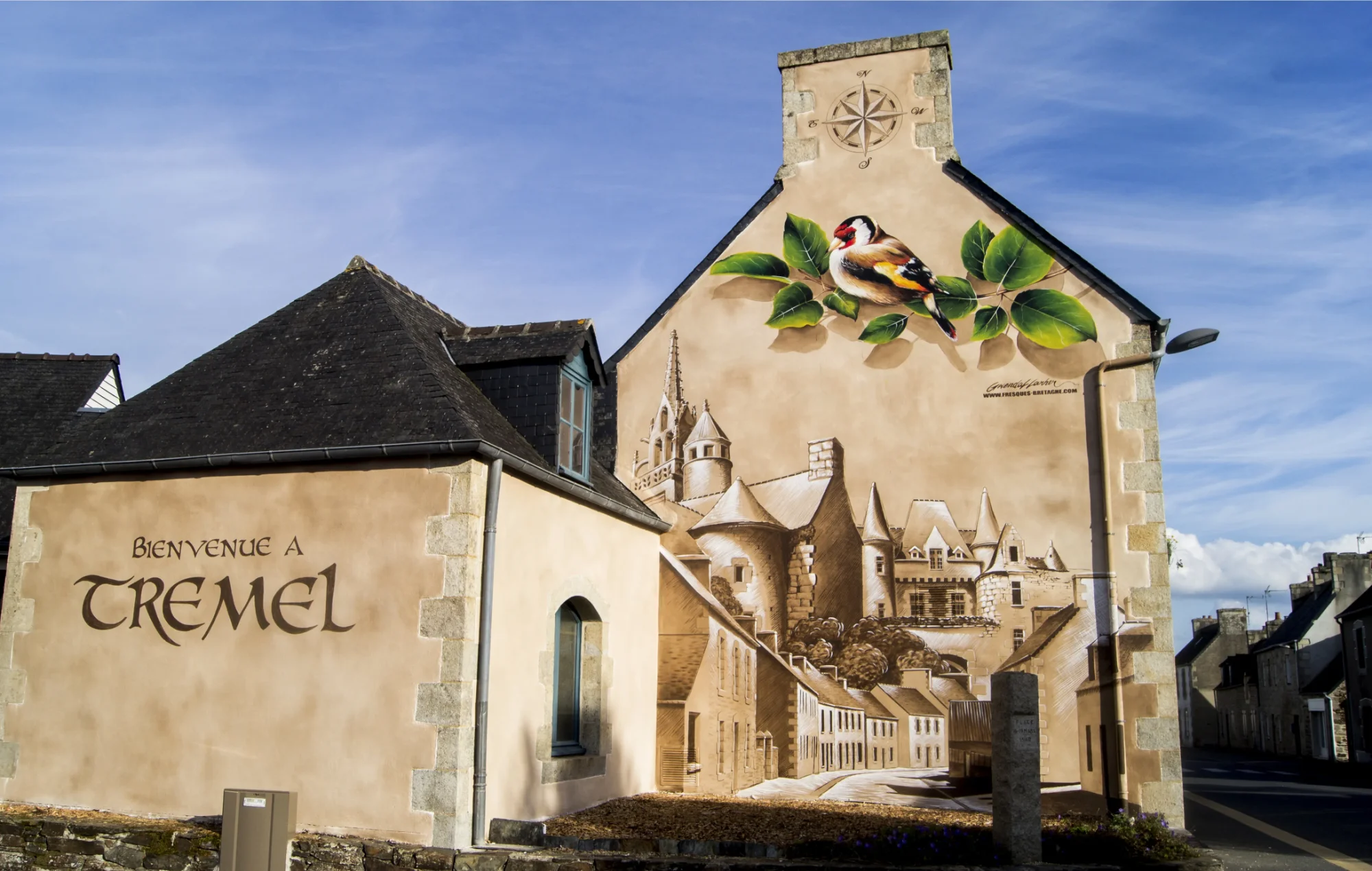 Après transformation : fresque sépia façon carnet de croquis des monuments de Trémel et chardonneret en couleur, pignon d'entrée de ville.