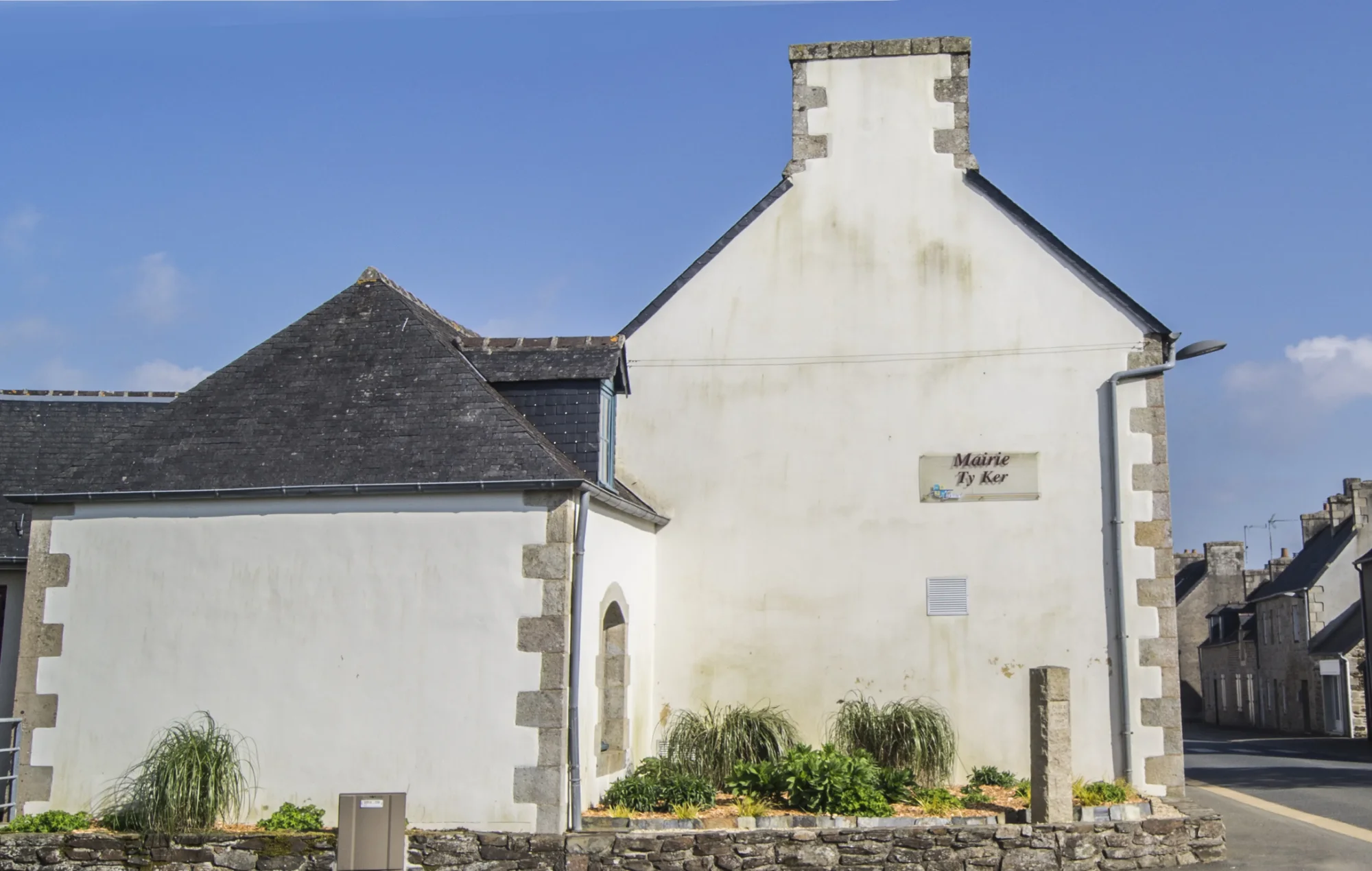 Avant travaux : pignon nu en entrée de ville à Trémel, Côtes-d'Armor.