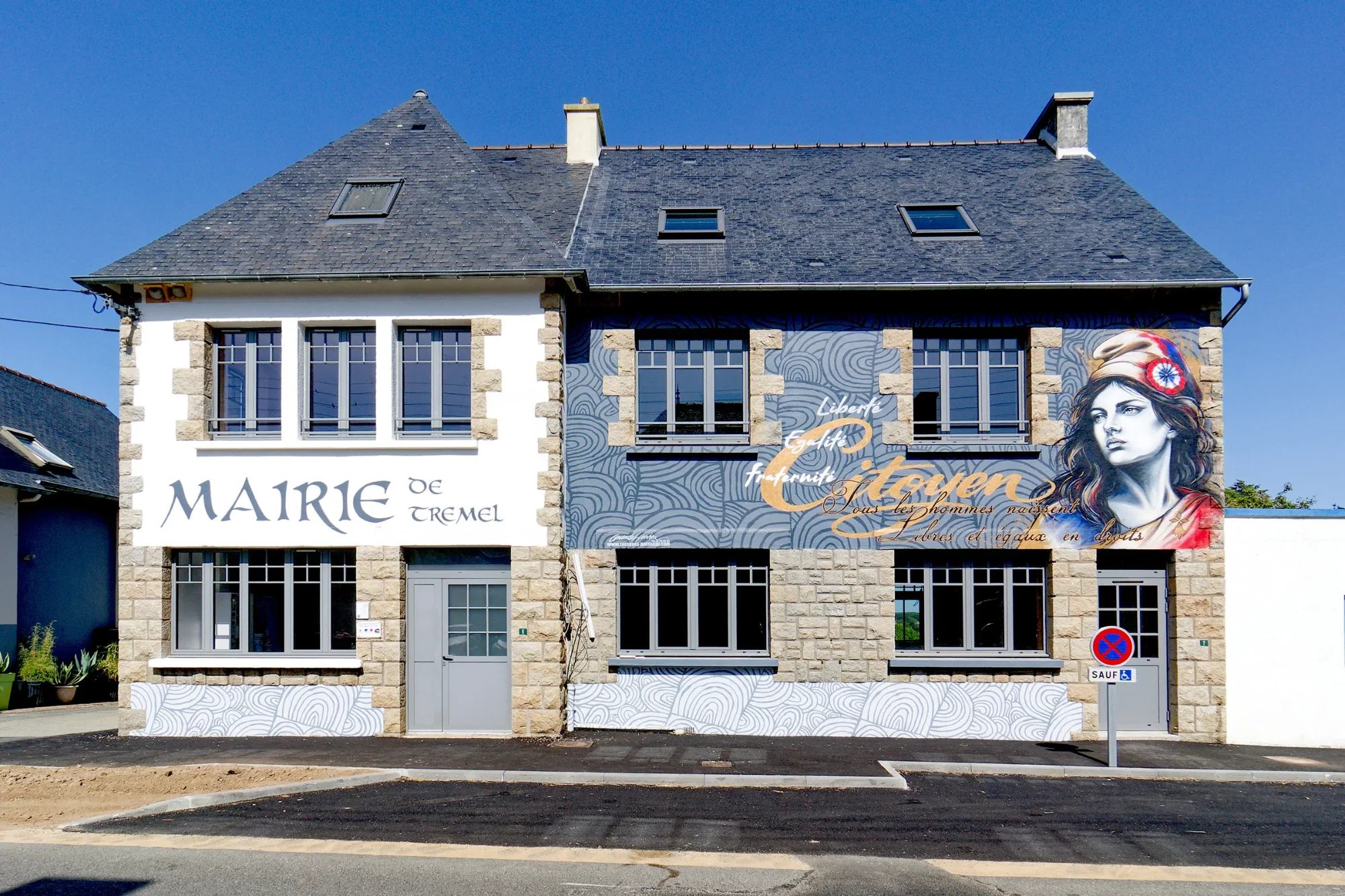 Fresque citoyenne de la Marianne peinte sur la façade de la mairie de Trémel, après transformation.