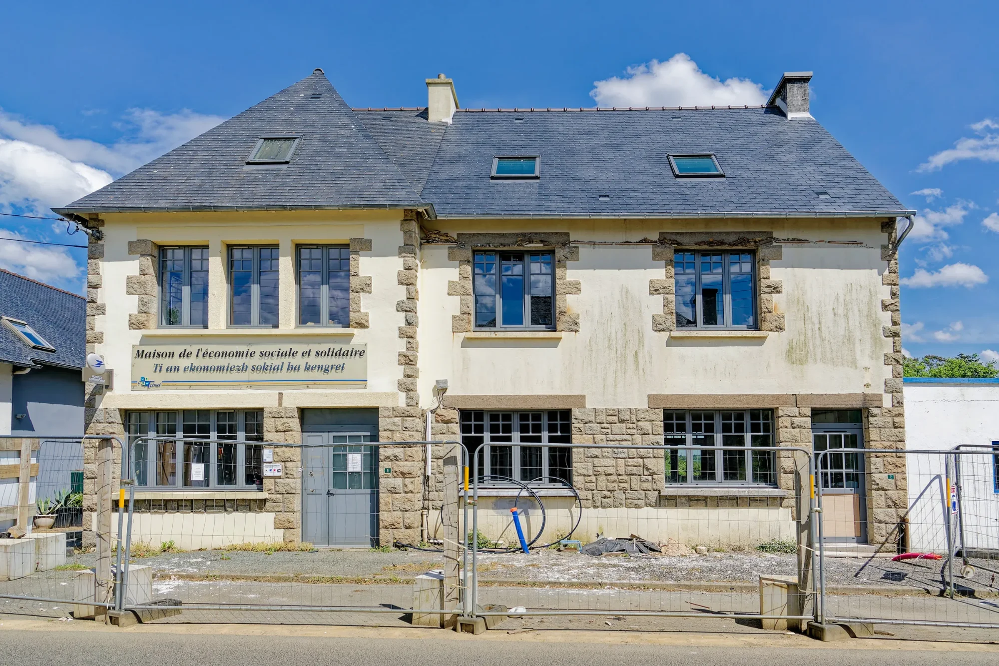 Réhabilitation d'une façade de mairie à Trémel : état avant travaux, Côtes-d'Armor.