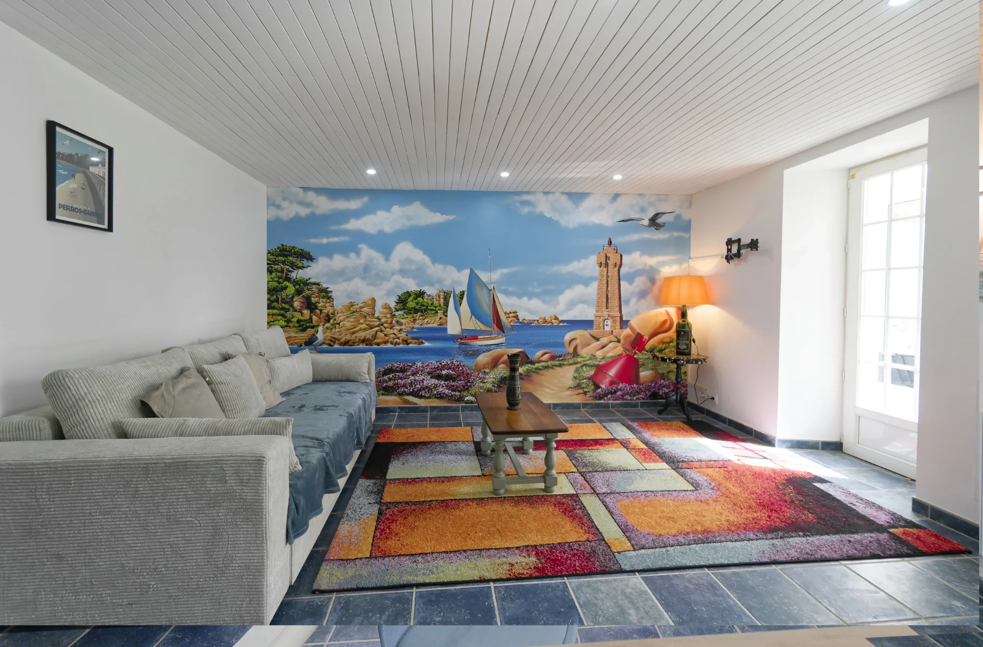Peinture murale panoramique du phare de Ploumanac'h, salon de gîte métamorphosé.