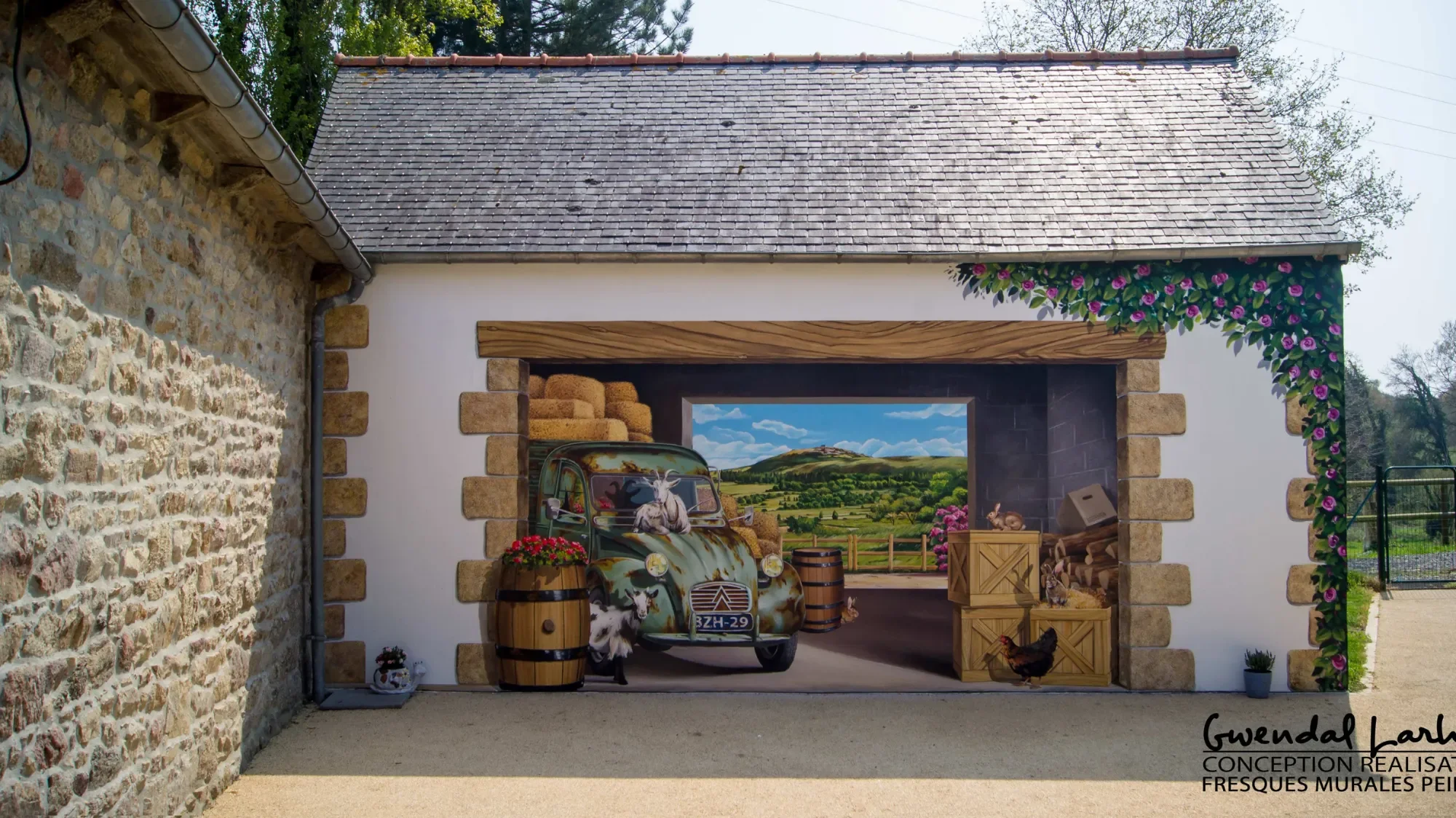 Fresque en trompe-l'œil, scène de ferme avec 2CV, mur face à une terrasse à Guingamp, après réalisation