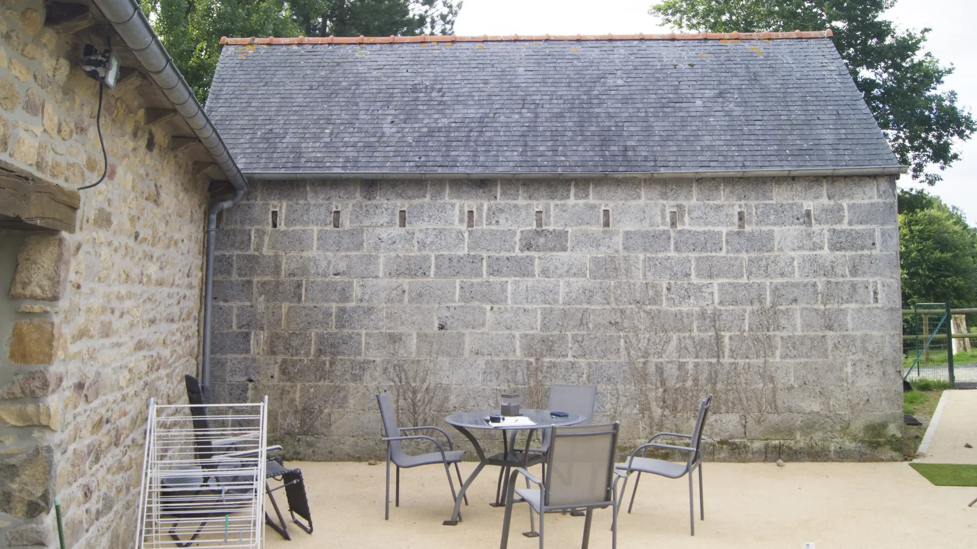 Mur du pignon face à une terrasse à Guingamp, avant la réalisation de la fresque