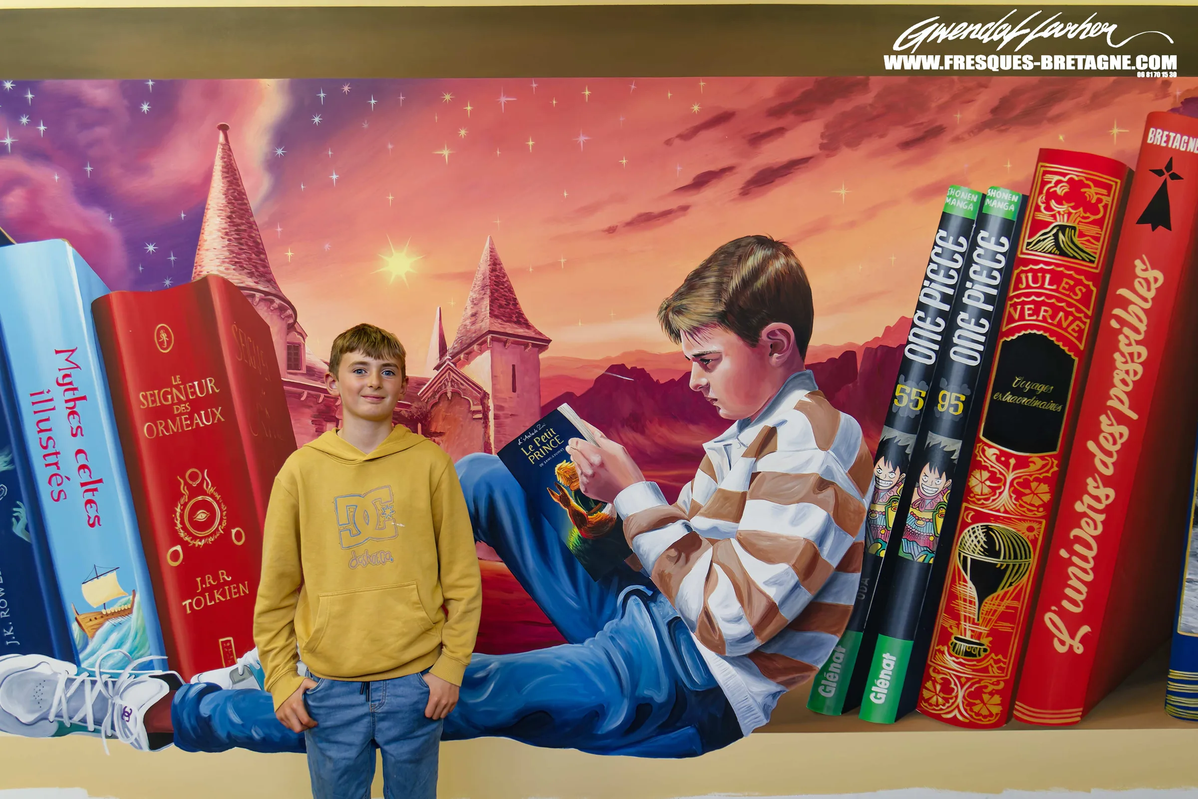 Jeune garçon posant devant une fresque en trompe-l'œil: livres et univers onirique