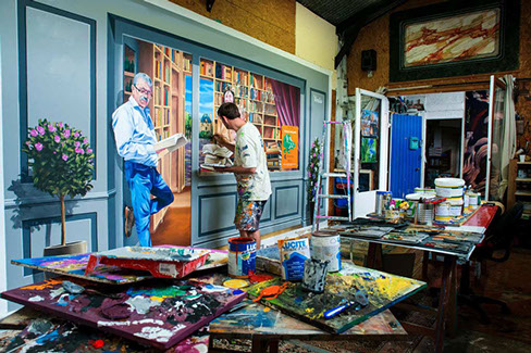 Gwendal larher réalise une toile en trompe-l'oeil dans sont atelier à Morlaix