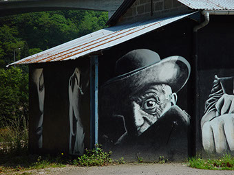 Cette photographie représente une peinture murale peinte en technique dite du trompe-l'œil. Une réalisation du peintre Gwendal LARHER de Morlaix