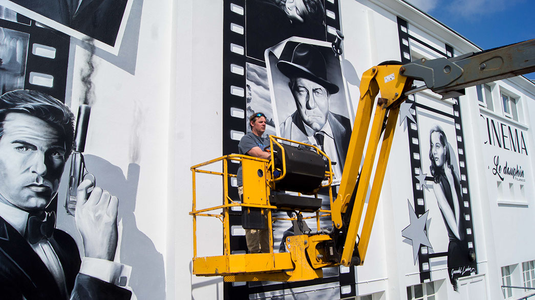 Fresque monumentale, acteurs de cinéma peinture de street art réalosée à Plouescat pour l e cinéma le dauphin
