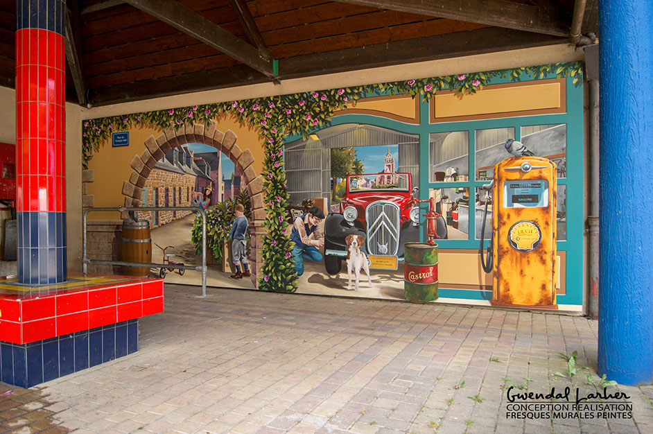 Fresque murale en trompe-l'oeil garage vintage et vieilles voitures pour sauver les commerces de Guerlesquin dans le Finistère