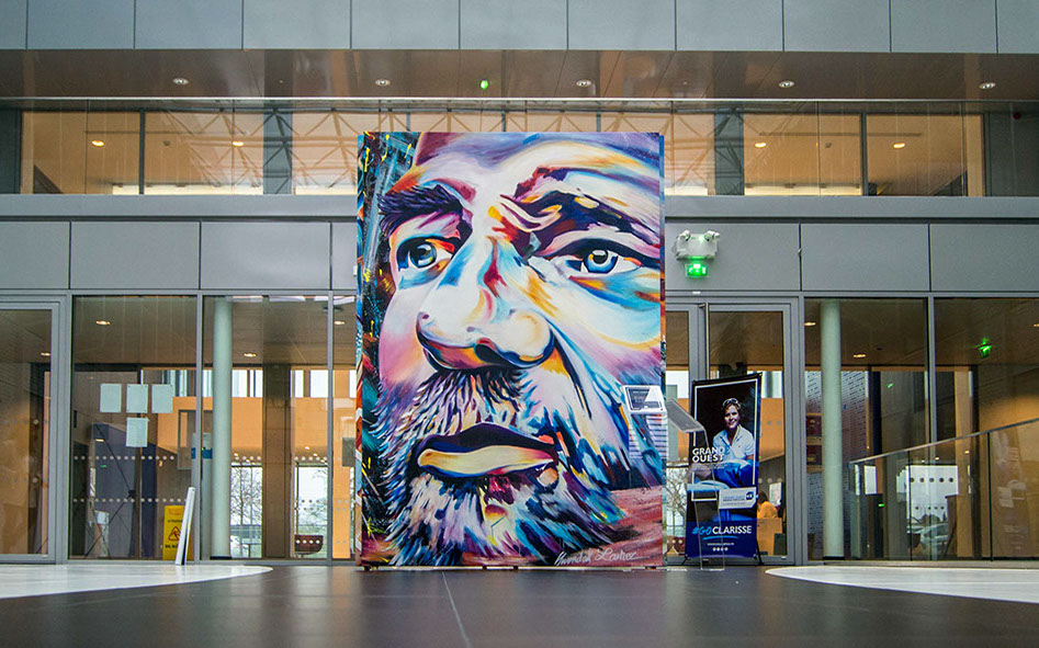 Peinture portrait Eric Tabarly décor artistique décoration siège social banque populaire Rennes