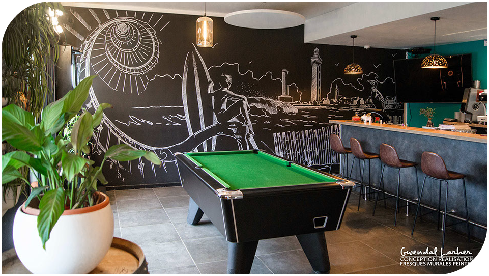 Décoration murale contemporaine, dessin artistique style tableau noir à la craie. Deesin réaliser au crayon posca pour le Tom Café à Penmarch'h 
