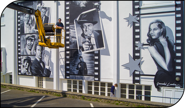 Grande fresque murale de street art cinéma le dauphin à Plouescat dans le finistère