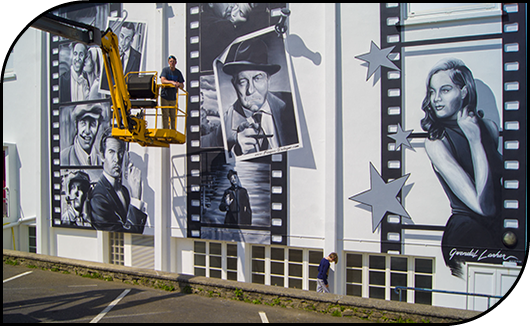 Grande fresque murale de street art cinéma le dauphin à Plouescat dans le finistère