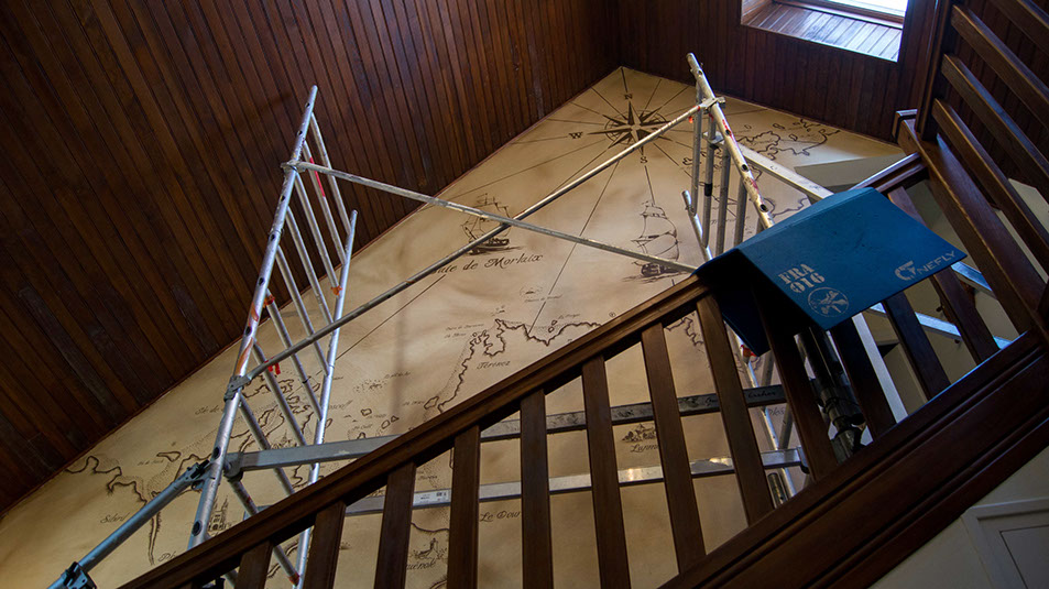 Décoration murale sur mesure-carte maritime ancienne de la côte de Bretagne peinte à la main-cage d'escalier-villa Locquirec