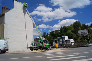 Cette photographie représente une peinture murale peinte en technique dite du trompe-l'œil. Street art et graffitis manufactue de tabac Morlaix.