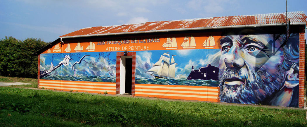 Fresque monumentale portait iconique de marin breton comme Eric Tabarly sur le port de Morlaix