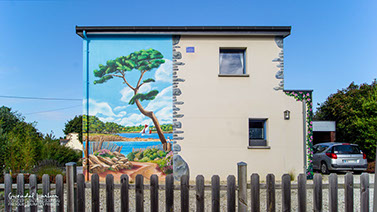 Cette photographie représente une fresque murale en trompe-l'œil. Décorations peinte de luxe et haut de gamme pour villa, piscines, spa