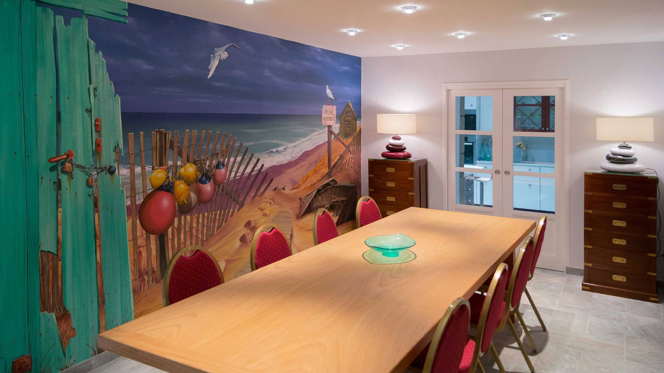 cette image représente&nbsp; une oeuvre peinte en trompe-l'oeil. une fausse fenêtre réalisée sur ce pignon de maison de particulier.