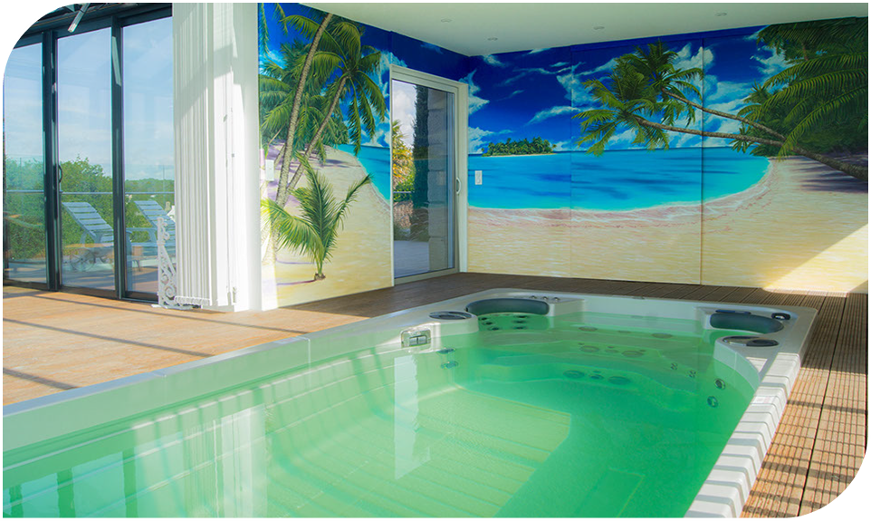Habillage murale de style tropicale peinte à la main pour la décoration spa de nage à Carantec(Finistère).