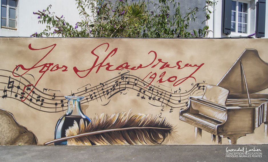 Fresque de street art Igor Stravinsky à Carantec. détails de la partions qu'il à composer en Bretagne.