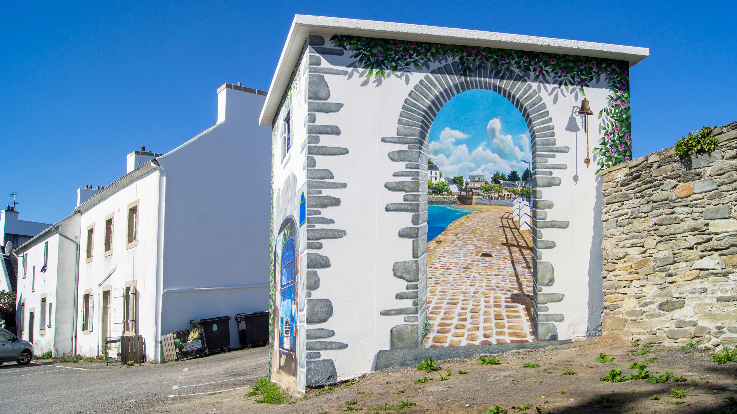 cette image représente&nbsp; une oeuvre de street art peinte en trompe-l'oeil et réaliser sur un pignon façe au présidial à Guerlesquin.