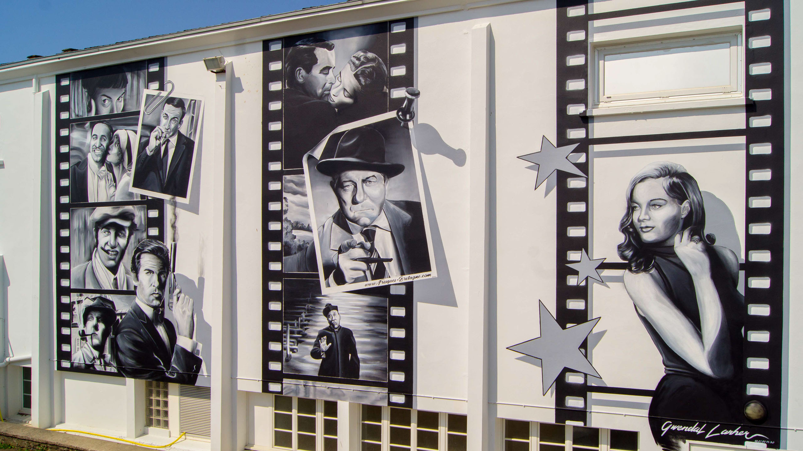 cette image représente  une fresque murale peinte en trompe-l'oeil dans une cuisine à chateau neuf du faou.