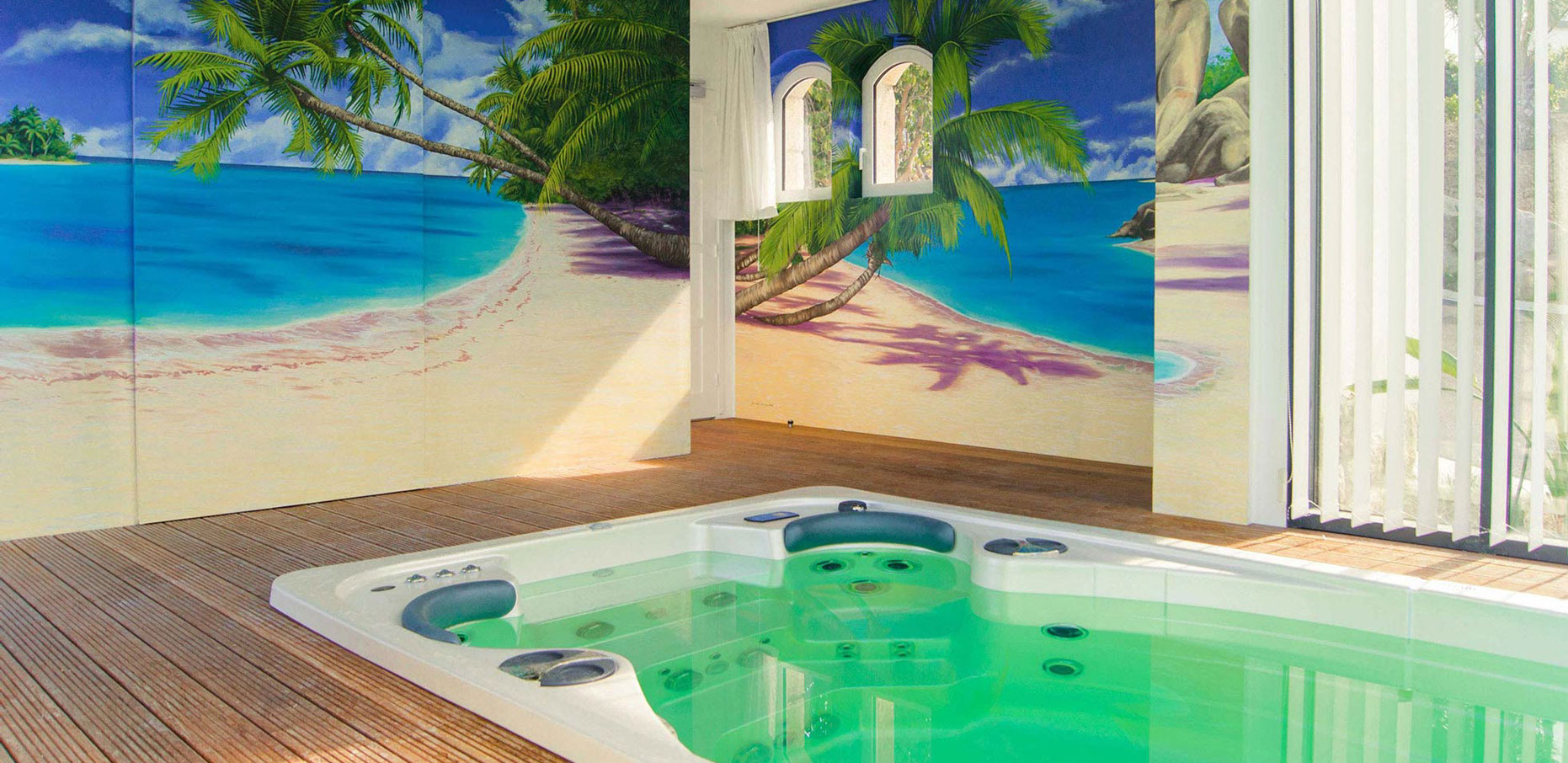 trompe-l'œil peint a Plouescat pour le centre cinématographique du Dauphin. Street art en noir et blanc