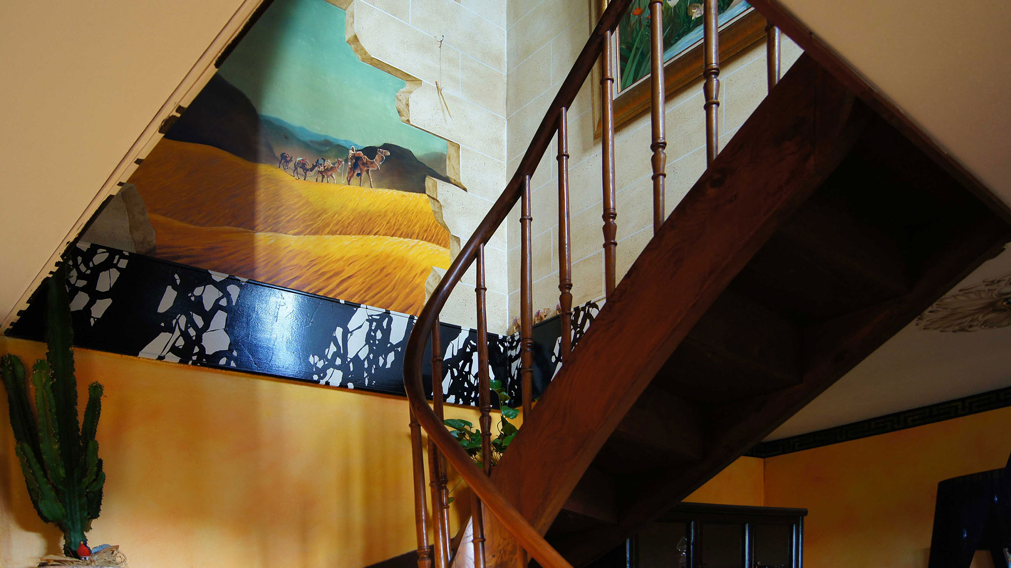 Grande fresque colorée avec portrais notament la Marianne au lycée des metiers de la commune de Pleyben dans le Finistère