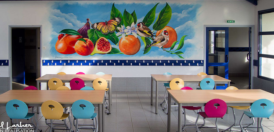 fresque murale fruits et oiseaux de bretagne, explosion de couleurs et de saveur pour la décoration de la cantine du Penker à Plestin les grèves