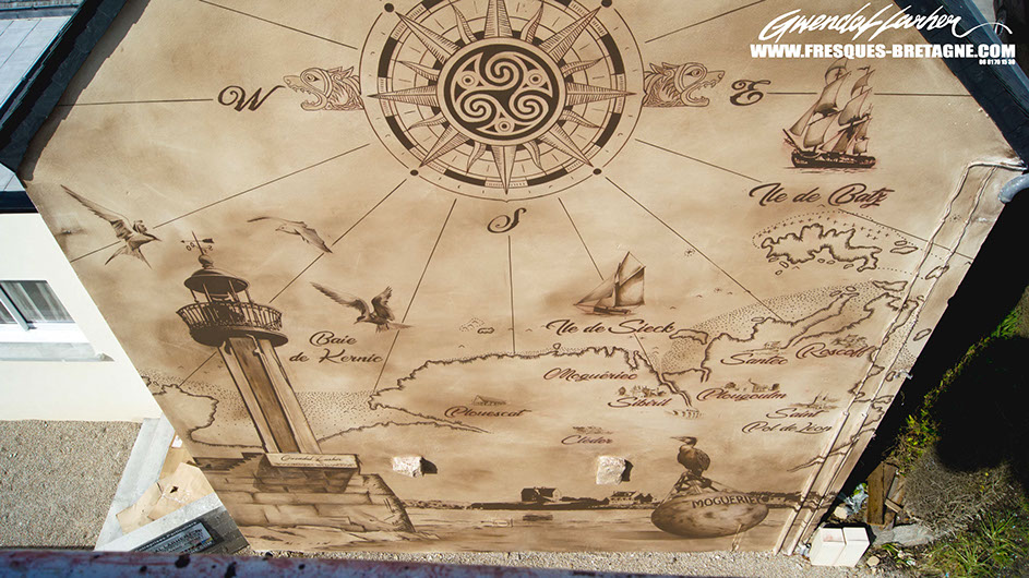 fresque maritime du phare de mogueriec à Cléder. illustration et carte de marine, rose de vents et triskel