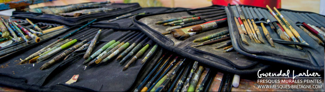 pinceaux dans l'atelier et table de travail de Gwendal larher artiste graffeur et muraliste en bretagne