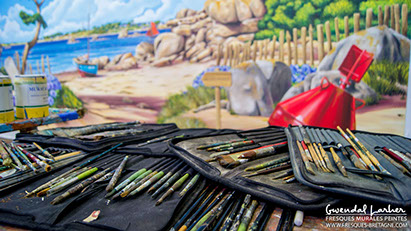 pinceaux et pots de peintures dans l'atelier de réalisation de fresques murales de Gwendal larher à Morlaix